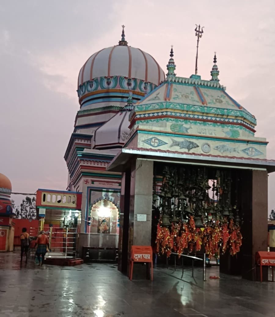 महेंद्रनाथ मंदिर (मेहंदार धाम) का शांत और आध्यात्मिक वातावरण श्रद्धालुओं को अनूठी आत्मिक अनुभूति कराता है. मंदिर परिसर में प्रवेश करते ही घंटियों की मधुर ध्वनि, भगवान शिव के जयघोष और मनमोहक स्थापत्य के बीच भक्ति का अनुपम संगम देखने को मिलता है. सांझ की बेला में मंदिर की भव्यता और परिसर की शांति वातावरण को और भी दिव्य बना देती है. यहां पहुंचने वाला हर श्रद्धालु कुछ पल सुकून और आध्यात्मिक ऊर्जा का अनुभव करते हुए भगवान भोलेनाथ की आराधना में लीन हो जाता है.