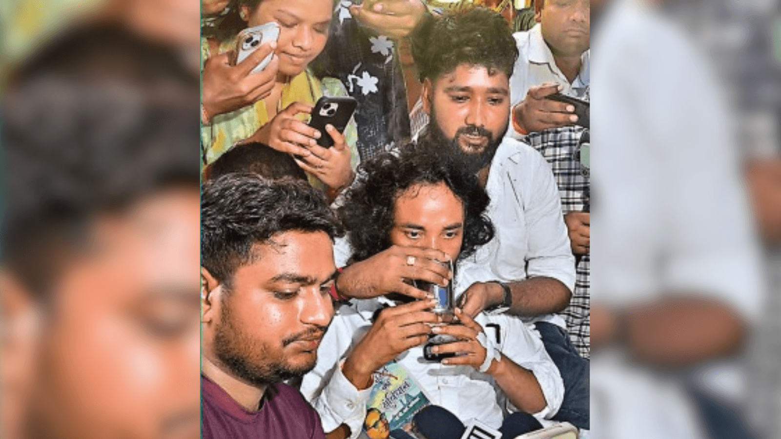 सोनम वांगचुक से बातचीत के बाद देवेंद्र नाथ महतो ने ग्रहण किया जल