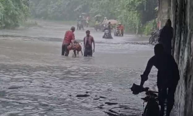 सेक्टर-4 मोड़ बना तालाब