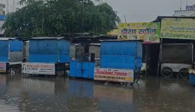 सड़कों पर बंद हो रहे वाहन