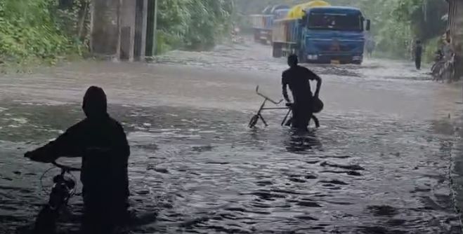 सफाई न होने से सड़कों पर भरा पानी