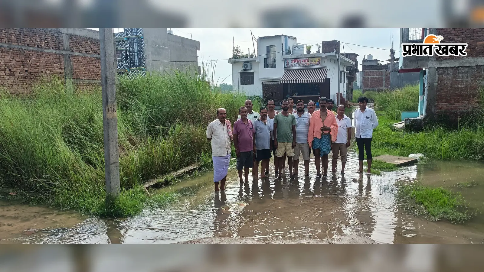 बेतिया के द्वारिकापुरी मोहल्ले में जलजमाव के विरोध में लोगों का प्रदर्शन, स्थायी समाधान की मांग