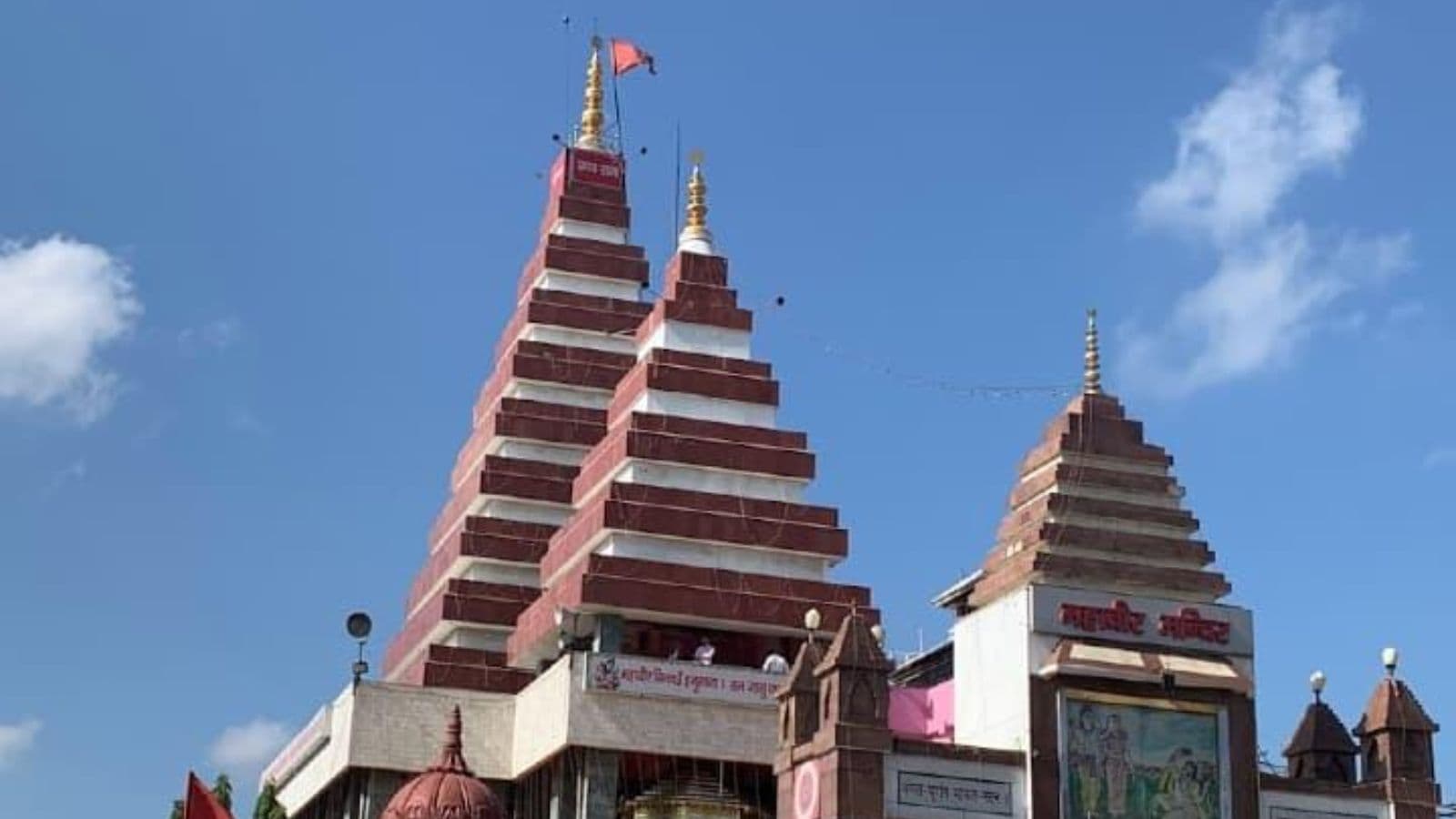 पटना जंक्शन के पास स्थित आस्था का प्रमुख केंद्र महावीर मंदिर