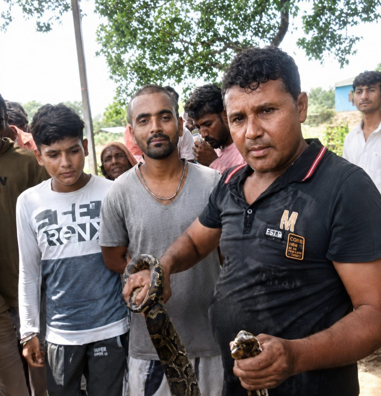 रेस्क्यू के दौरान लोगों की लगी भीड़