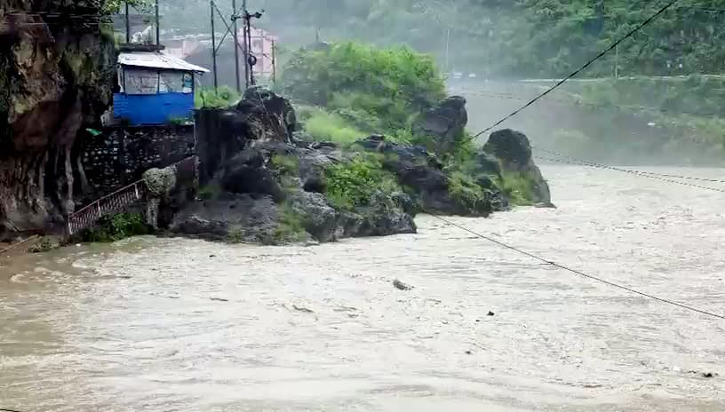 रुद्रप्रयाग में उफान पर अलकनंदा नदी