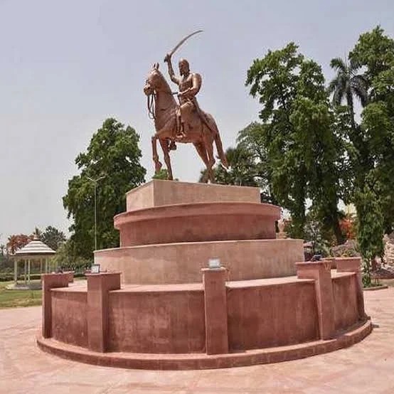 जगदीशपुर किले के प्रांगण में स्थापित यह भव्य प्रतिमा बाबू वीर कुंवर सिंह के उसी अद्वितीय साहस का प्रतीक है, जब अप्रैल 1858 में गंगा पार करते समय अंग्रेजों की एक ज़हरीली गोली उनके बाएं हाथ में लगी, तो उन्होंने बिना पल गंवाए अपनी दाहिनी हथेली में तलवार उठाई और अपने ही हाथ को काटकर गंगा मैया को अर्पित कर दिया। इस गंभीर घाव के बावजूद वे हाथ में नंगी तलवार लिए अपनी मातृभूमि पहुंचे और अंग्रेजों को खदेड़कर किले पर विजय पताका फहराई. घोड़े पर सवार हाथ में तलवार उठाए उनकी यह ओजस्वी मुद्रा आज भी हर देखने वाले के भीतर राष्ट्रप्रेम और शौर्य की भावना जगा देती है.