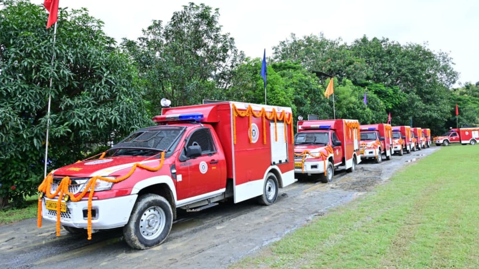 धुर्वा से जिलों के लिए रवाना हुए नए फायर वाहन