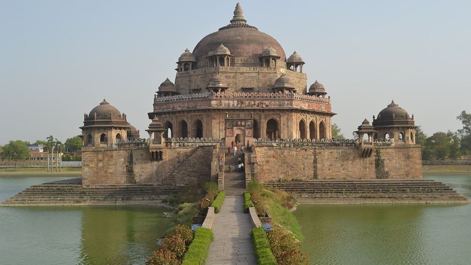 शेर शाह सूरी का मकबरा: झील के बीच शानदार इमारत