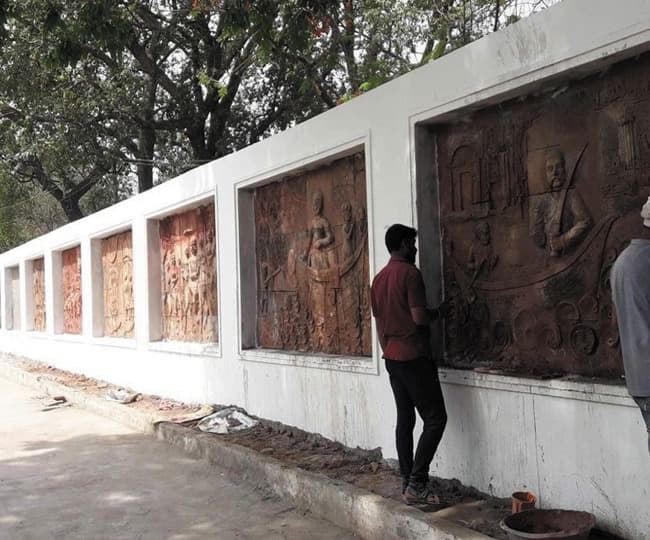 1857 के प्रथम स्वतंत्रता संग्राम के महानायक बाबू वीर कुंवर सिंह की ऐतिहासिक कर्मभूमि, जगदीशपुर किला, आज अपनी वीरगाथा को आधुनिक विजुअल आर्ट के जरिए नई पीढ़ी तक पहुंचा रहा है. किले की बाहरी दीवारों पर विशेष रूप से तैयार की जा रही खूबसूरत टेराकोटा रिलीफ कलाकृतियां (मिट्टी की नक्काशी) यहाँ आने वाले पर्यटकों और इतिहास प्रेमियों के लिए आकर्षण का मुख्य केंद्र बन चुकी हैं. इन भित्ति चित्रों में बाबू वीर कुंवर सिंह के जीवन, उनकी सैन्य रणनीतियों और ऐतिहासिक गंगा पार करते समय अपनी कलाई काटने वाले शौर्यमयी प्रसंगों को बेहद बारीकी से उकेरा गया है.