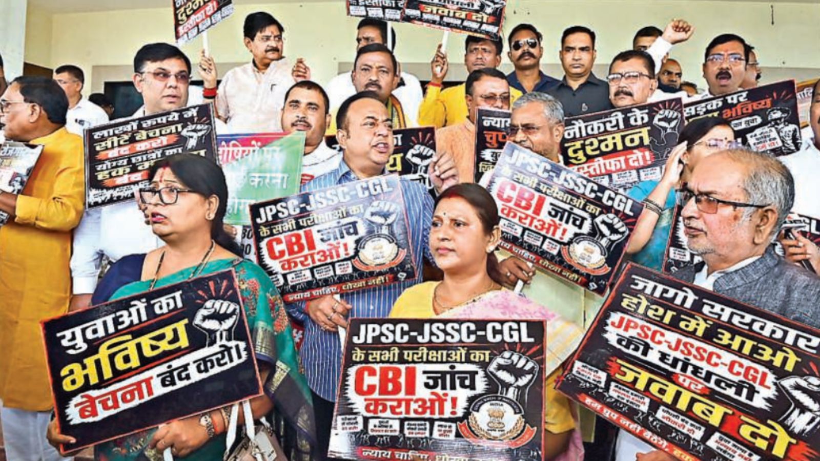 विधानसभा के बाहर एनडीए विधायकों ने किया प्रदर्शन