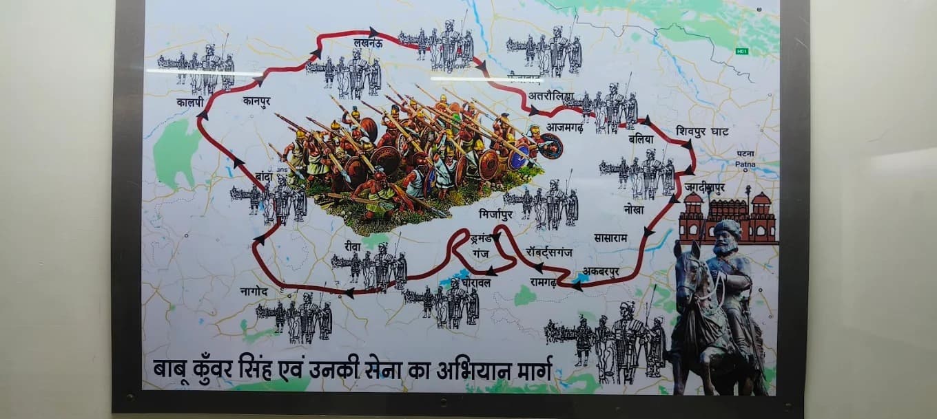 जगदीशपुर किले के संग्रहालय में प्रदर्शित यह ऐतिहासिक मानचित्र "बाबू कुँवर सिंह एवं उनकी सेना का अभियान मार्ग" 1857 के स्वतंत्रता संग्राम के दौरान उनके अदम्य साहस और बेजोड़ सैन्य रणनीतियों के पूरे सफरनामा को बयां करता है. इस नक्शे में लाल रंग की तीरों वाली रेखा के जरिए दिखाया गया है कि कैसे 80 वर्ष की उम्र में भी वीर कुंवर सिंह ने अपनी सेना के साथ बिहार के जगदीशपुर से लेकर सासाराम, रोहतास, रीवा, नागोद, बांदा, कालपी, कानपुर, लखनऊ, अतरौलिया, आजमगढ़, बलिया और शिवपुर घाट तक एक विशाल भौगोलिक क्षेत्र में ब्रिटिश हुकूमत के खिलाफ छापामार युद्ध (गोरिल्ला वॉर) का नेतृत्व किया था. मानचित्र के केंद्र में युद्ध लड़ते सैनिकों के विजुअल और नीचे दाहिनी ओर घोड़े पर सवार वीर कुंवर सिंह की आकृति इस बात की गवाह है कि उन्होंने न सिर्फ अंग्रेजों को कई मोर्चों पर धूल चटाई, बल्कि अलग-अलग राज्यों के राजाओं और क्रांतिकारियों को एकजुट कर इस आंदोलन को एक राष्ट्रीय व्यापकता दी, जो आज भी हर इतिहास प्रेमी को प्रेरित करती है.