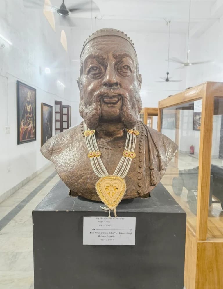 जगदीशपुर किले के संग्रहालय के मुख्य हॉल में स्थापित बाबू वीर कुंवर सिंह की यह भव्य धातु की अर्धप्रतिमा इस ऐतिहासिक स्थल पर आने वाले हर दर्शक को उनके ओजस्वी व्यक्तित्व से सीधे रूबरू कराती है. काले रंग के आधार स्तंभ पर टिकी इस कांस्य जैसी धातु की प्रतिमा में 80 वर्षीय महानायक के चेहरे के गंभीर भाव, उनकी पारम्परिक मूंछें और पगड़ी को बेहद बारीकी से दर्शाया गया है, जिसके गले में एक खूबसूरत पारंपरिक मोतियों का हार सुशोभित है.