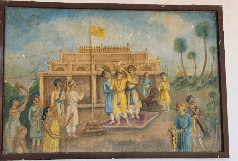 जगदीशपुर किले के संग्रहालय में प्रदर्शित यह ऐतिहासिक भित्ति चित्र बाबू वीर कुंवर सिंह के जीवन के सबसे गौरवशाली और ऐतिहासिक क्षण...जगदीशपुर किले पर विजय पताका फहराने के दृश्य को जीवंत करता है. इस पेंटिंग में भव्य किले की पृष्ठभूमि के सामने स्वतंत्रता के प्रतीक पीले रंग के ध्वज को लहराते हुए दिखाया गया है, जिसके ठीक नीचे पारंपरिक पोशाक पहने बाबू वीर कुंवर सिंह अपने वफादार सेनापतियों और जनता के बीच गर्व से खड़े हैं. चित्र में एक तरफ शंख बजाकर जीत का शंखनाद करते सैनिक और दूसरी तरफ फूलों की थाल लिए हर्षोल्लासित लोग 23 अप्रैल 1858 के उस ऐतिहासिक विजयोत्सव के माहौल को बखूबी बयां करते हैं, जब अंग्रेजों को खदेड़कर यहाँ फिर से स्वाधीनता का परचम लहराया गया था.