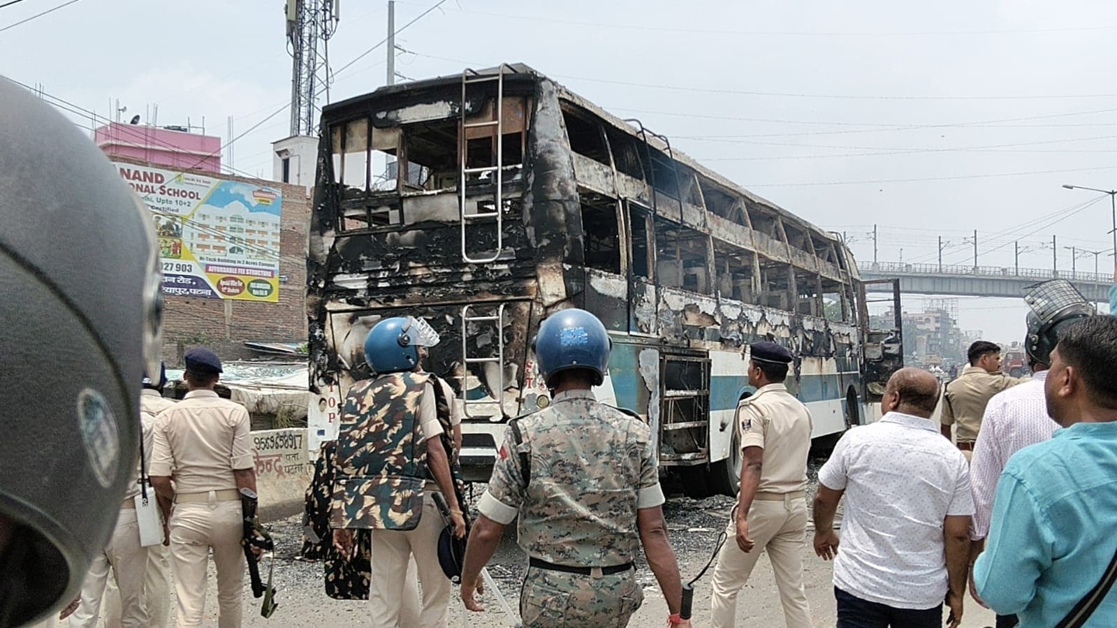 पुलिस पर पथराव
