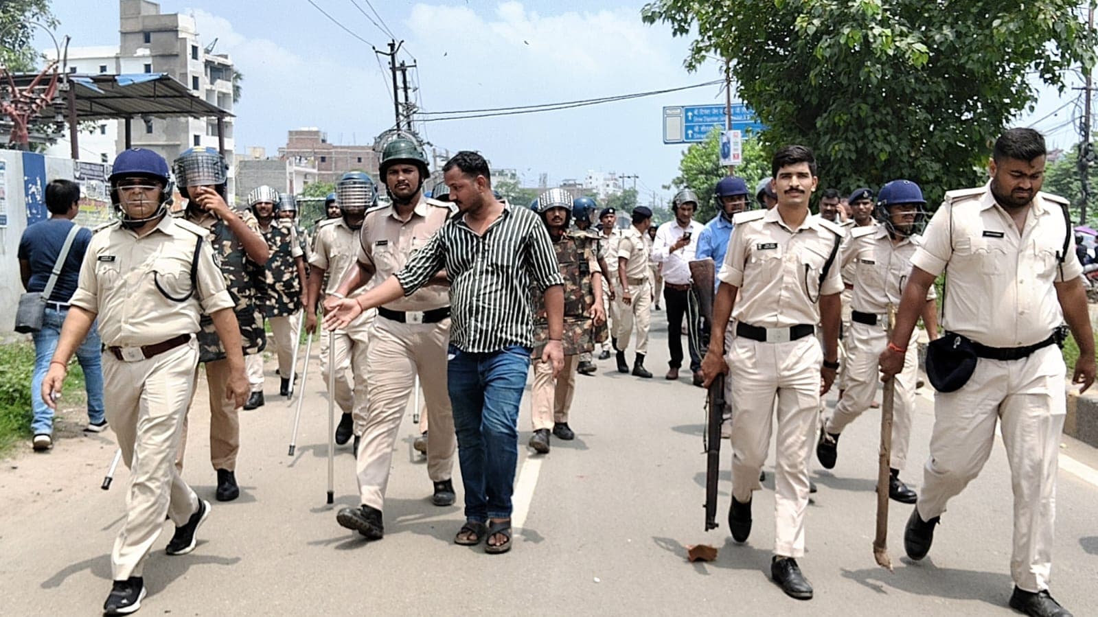 मौके पर तैनात पुलिस बल