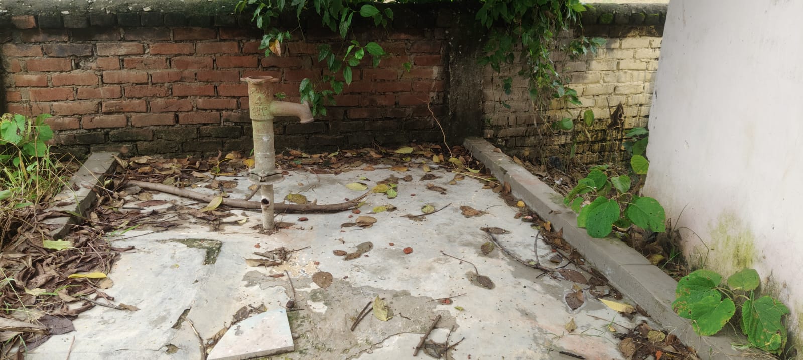 विद्यालय परिसर में लगा चापाकल लंबे समय से बदहाल स्थिति में है. स्कूल में स्वच्छ पेयजल की समुचित व्यवस्था नहीं होने के कारण छात्र-छात्राओं को भारी परेशानी उठानी पड़ रही है. शिक्षा के इस ऐतिहासिक संस्थान में पेयजल जैसी बुनियादी सुविधा का अभाव व्यवस्था पर गंभीर सवाल खड़े करता है.