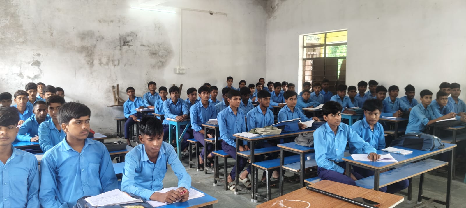 जीए हाई स्कूल सह इंटर कॉलेज की कक्षा 9 ए में नामांकित 100 विद्यार्थियों में से केवल 58 छात्र-छात्राएं ही उपस्थित मिले. विद्यालय की बदहाल स्थिति और बुनियादी सुविधाओं के अभाव का असर छात्रों की नियमित उपस्थिति पर भी दिखाई दे रहा है. कभी क्षेत्र के प्रमुख शिक्षण संस्थानों में गिने जाने वाले इस स्कूल में घटती उपस्थिति शिक्षा व्यवस्था के सामने गंभीर सवाल खड़े कर रही है.