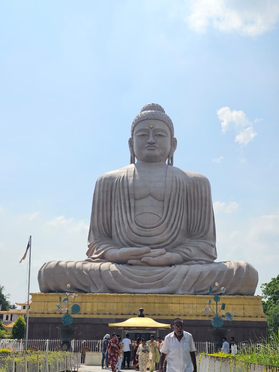 राजगीर में शांति का संदेश देती विशाल बुद्ध प्रतिमा