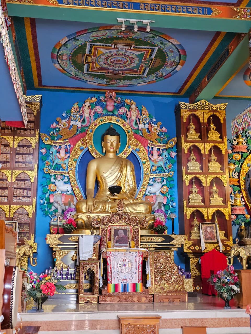 बौद्ध मंदिर के अंदर आध्यात्मिकता और कला का अद्भुत संगम