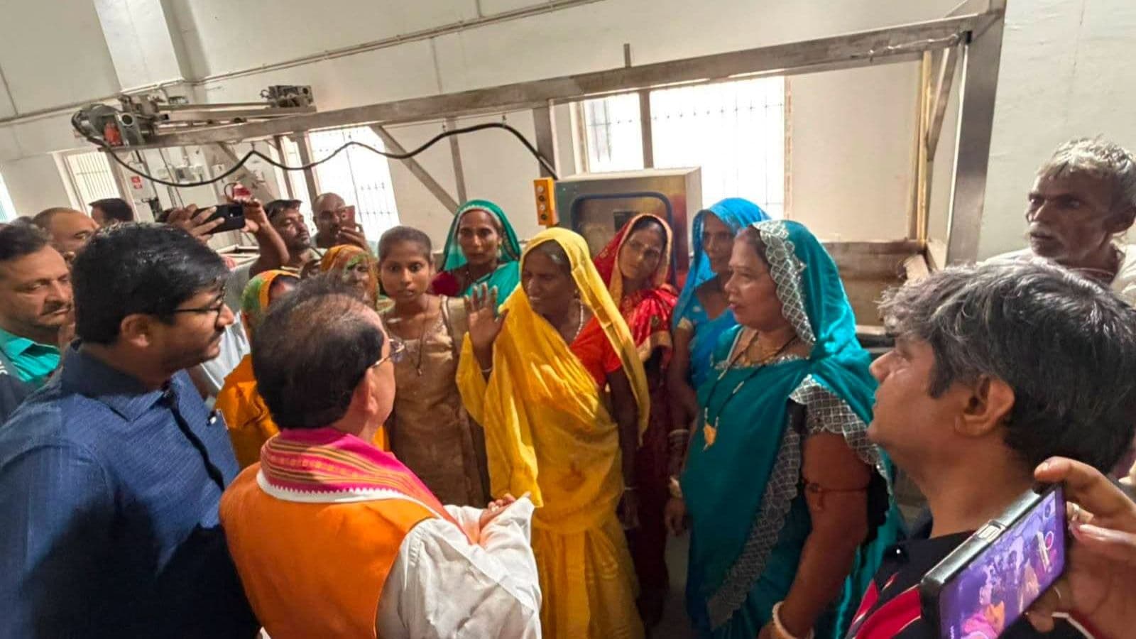 महिलाओं से बात करते विजय कुमार सिन्हा