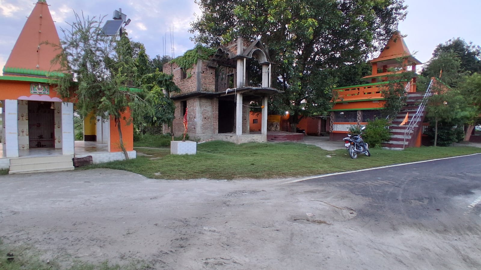 विकास की राह ताकता धाम