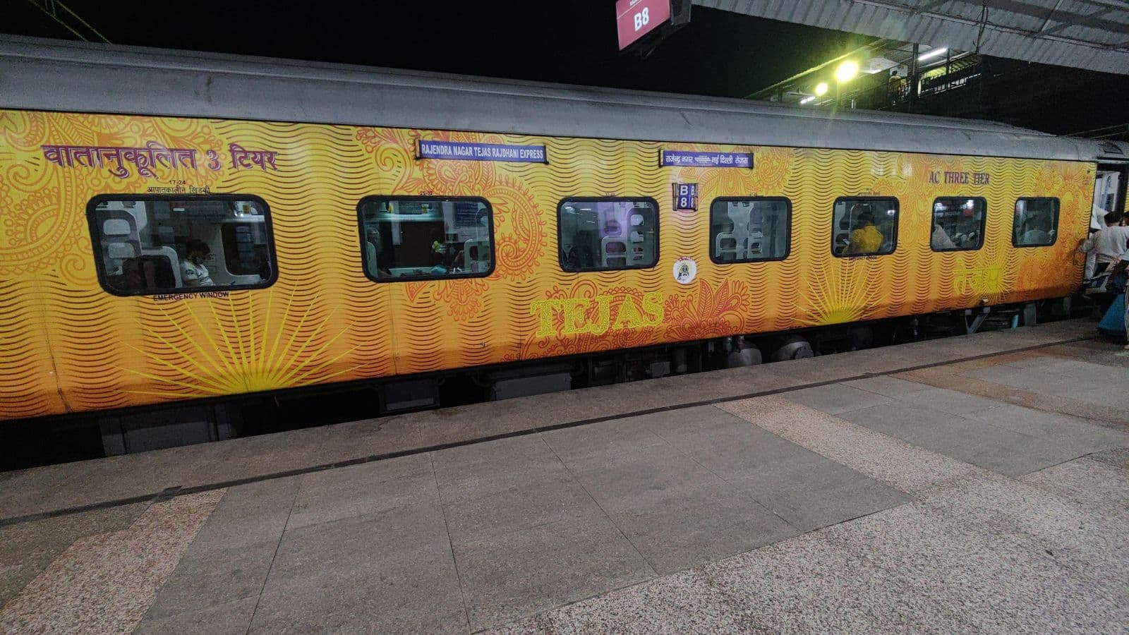 प्रीमियम सफर का शानदार अनुभव देती तेजस राजधानी एक्सप्रेस