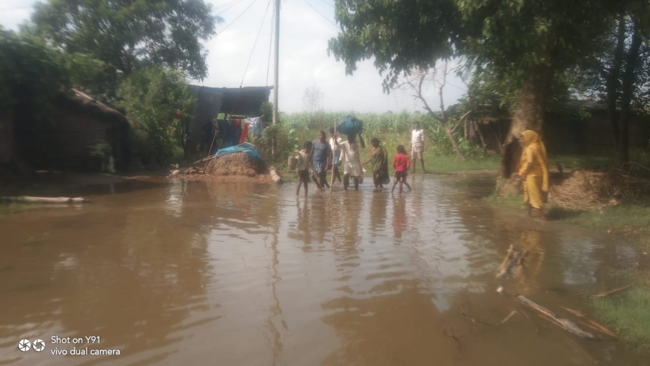 मासूमों पर भी भारी पड़ी बाढ़ की मार