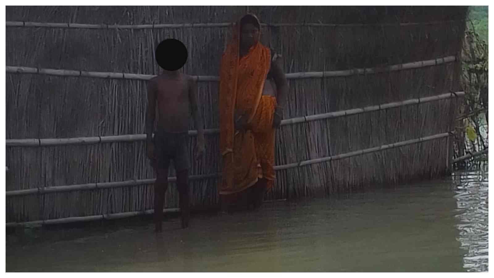 घरों के आँगन तक पहुँचा पानी, बेबस दिखे ग्रामीण