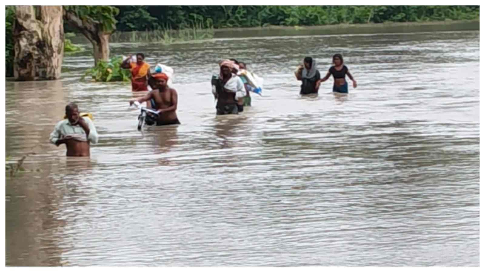 पलायन की बेबसी, सामान समेटकर निकलते लोग