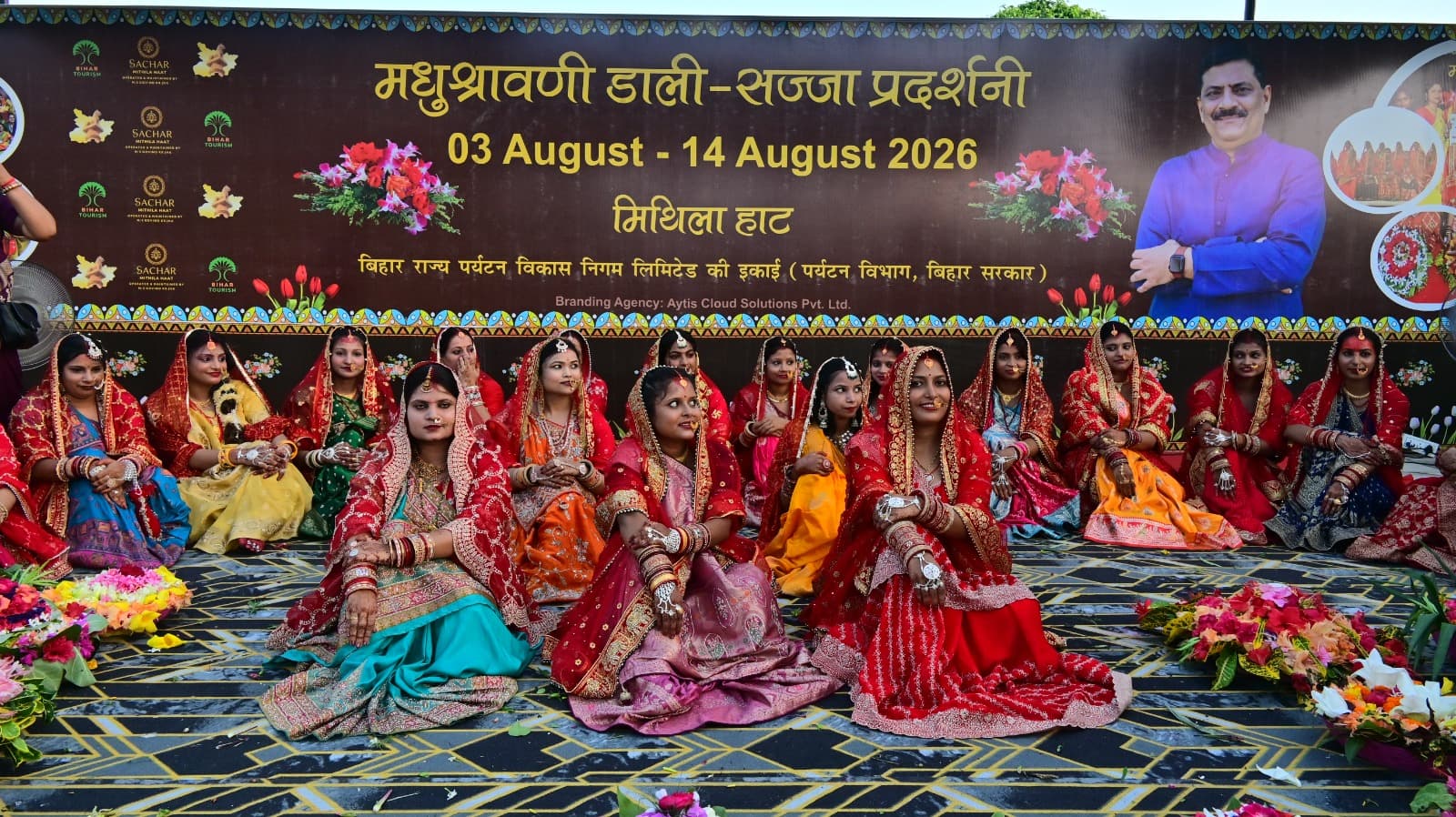 पारंपरिक श्रृंगार में सजी प्रतिभागियों की टोली