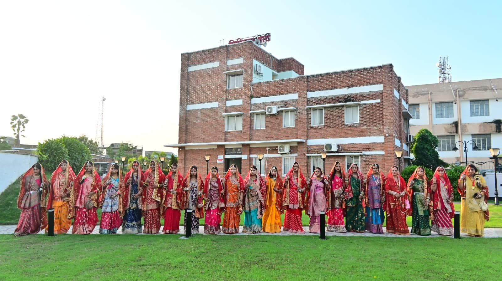 मिथिला हाट परिसर में प्रतिभागियों की भव्य प्रस्तुति