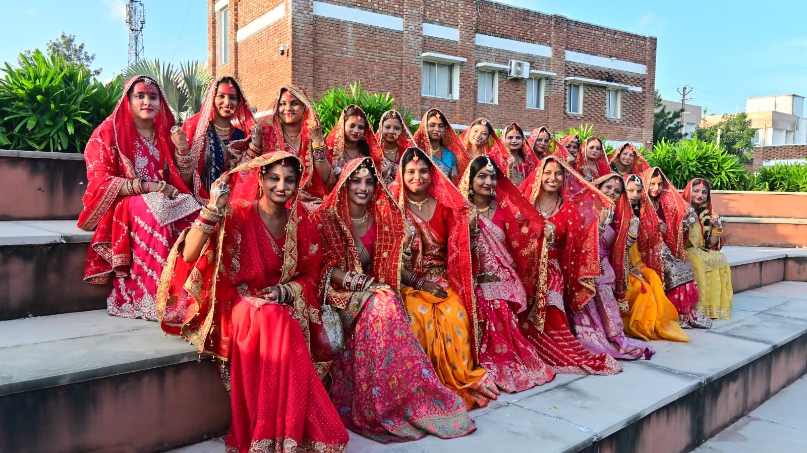 मधुश्रावणी के रंग में रंगी प्रतिभागियों की मुस्कान