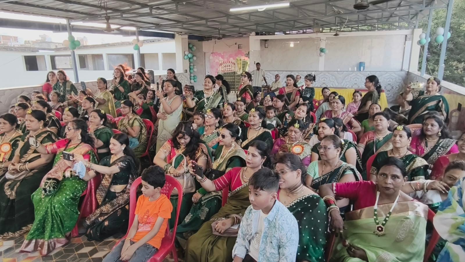 सावन के रंग में रंगीं महिलाएं