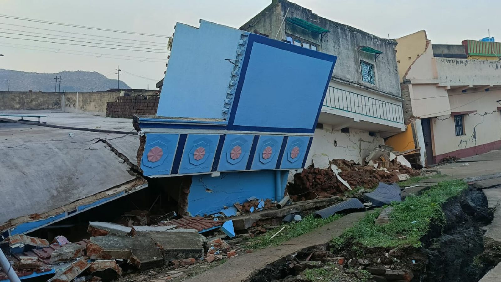छाताबाद में अचानक भू-धंसान से मचा हड़कंप