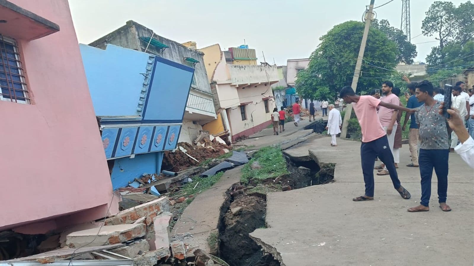 भू-धंसान में आधा दर्जन से अधिक घर जमींदोज