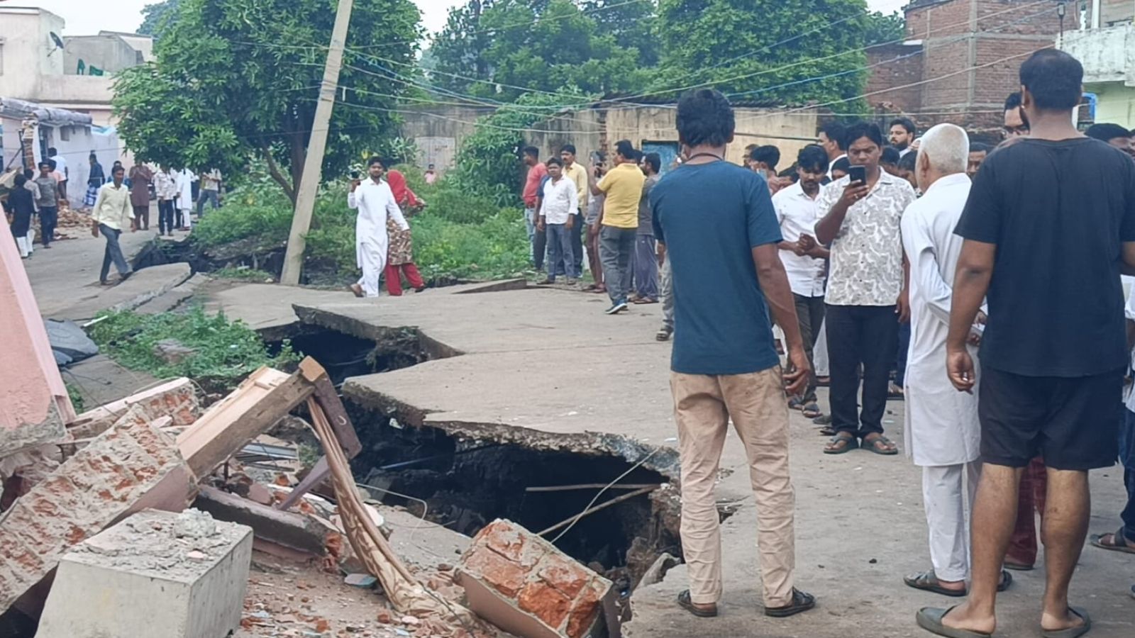 घर में फंसे आठ लोगों को स्थानीय लोगों ने सुरक्षित बाहर निकाला