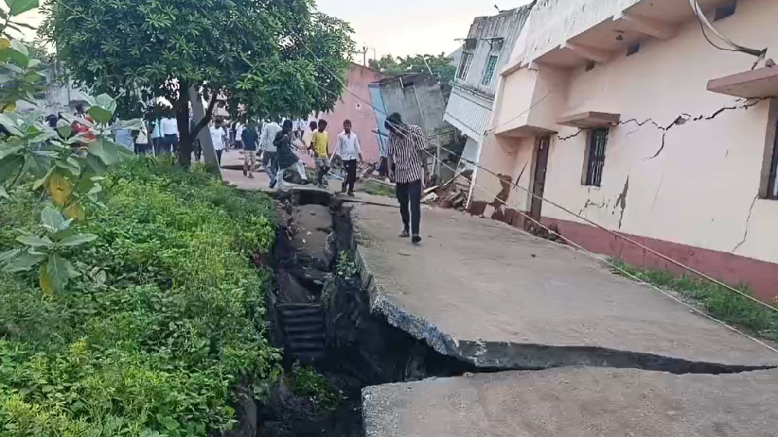 प्रभावित क्षेत्र में आवाजाही पर रोक