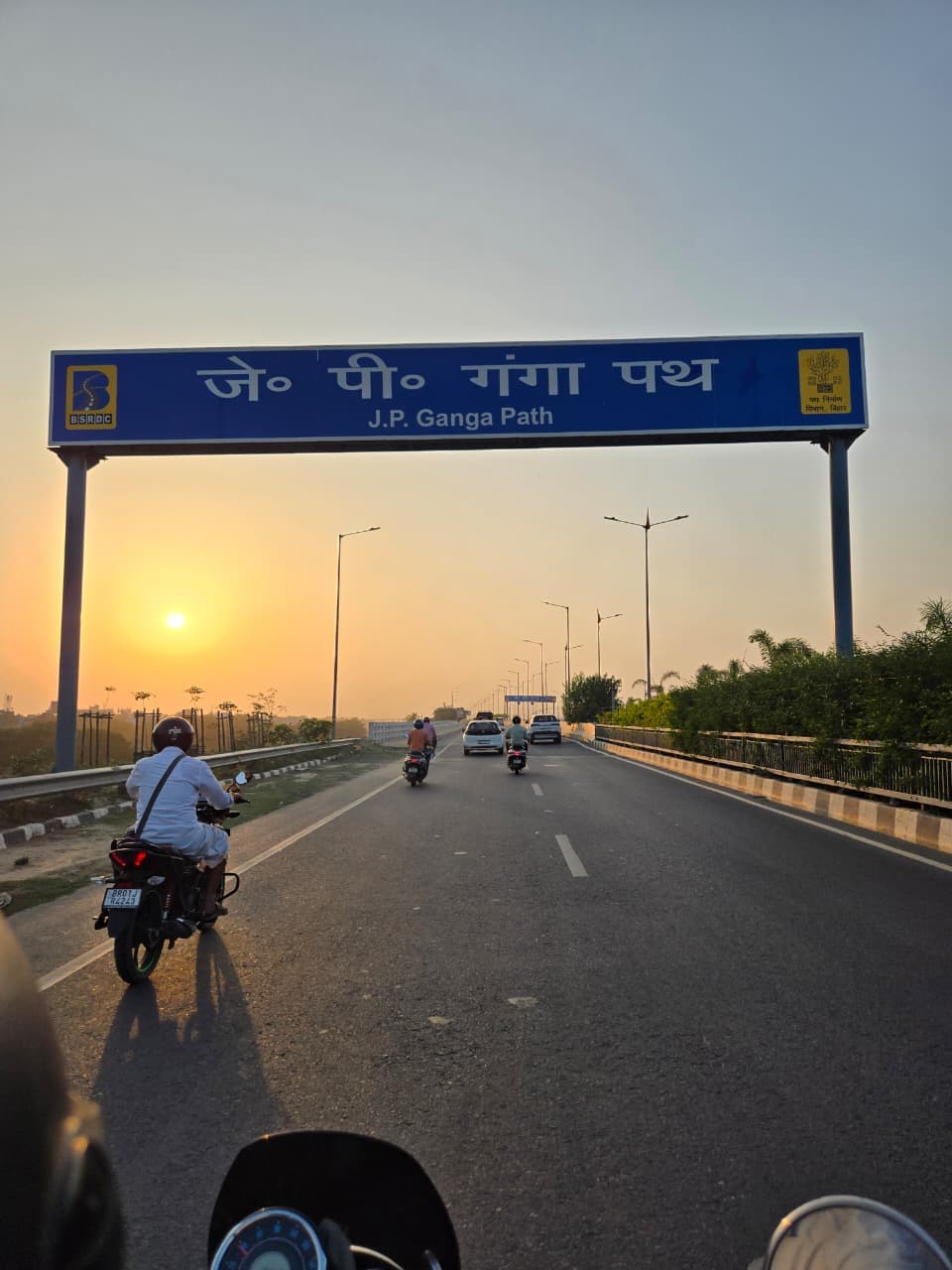 सूर्यास्त की सुनहरी रोशनी में खूबसूरत पटना जे.पी. गंगा पथ