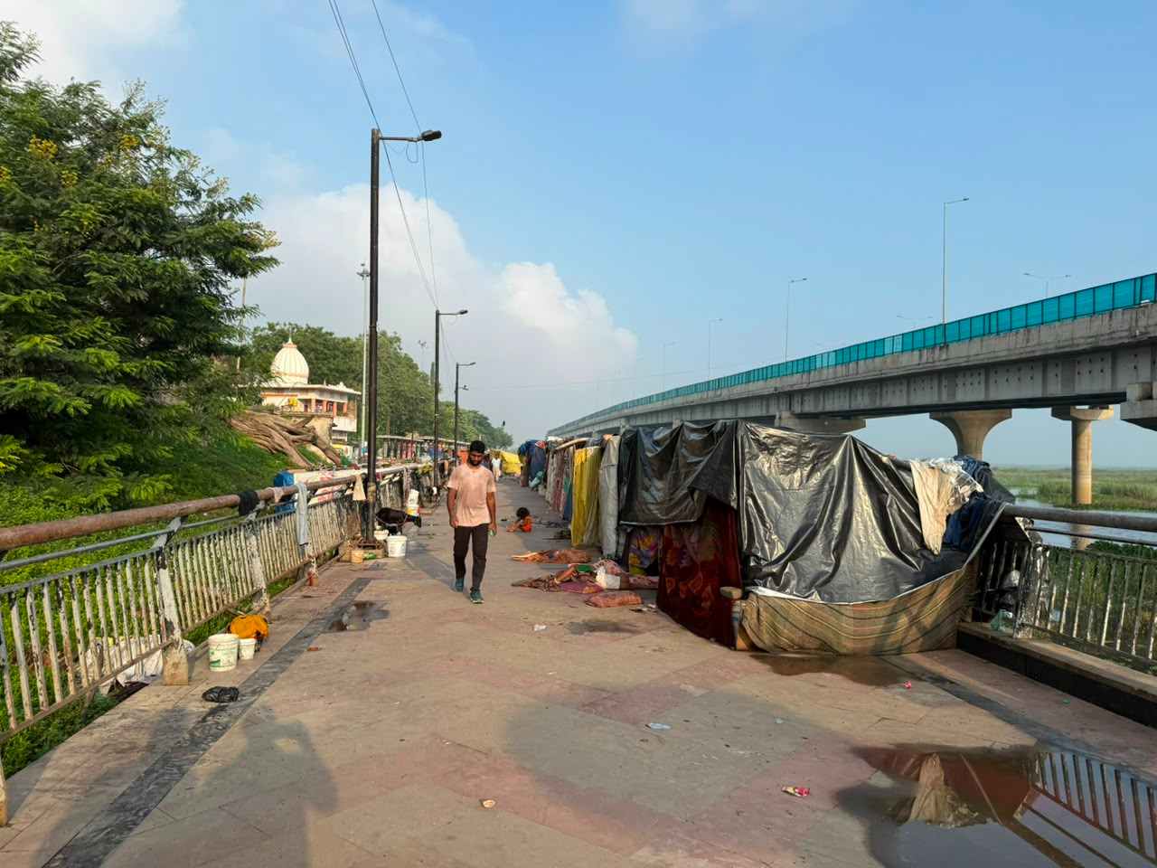अवैध अतिक्रमण की चपेट में सार्वजनिक स्थल