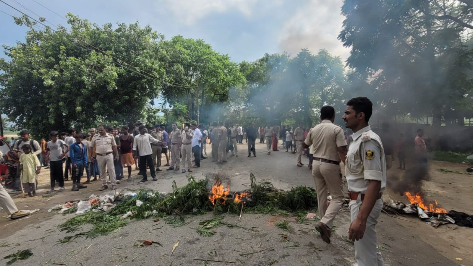 सड़क पर आगजनी, पुलिस ने संभाली स्थिति