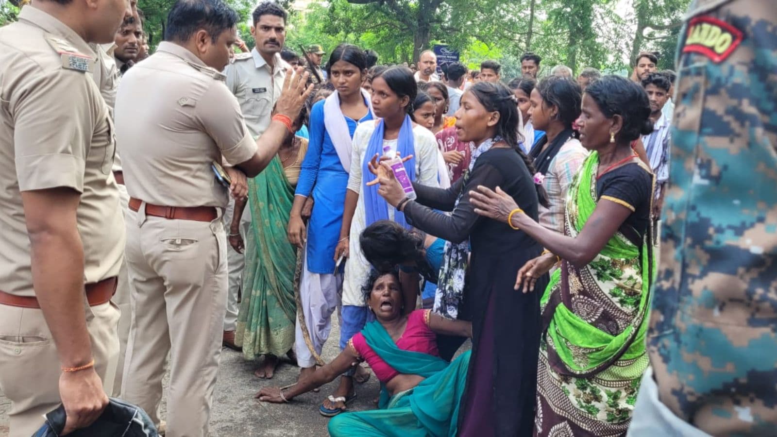 युवक के डूबने की खबर से रोते-बिलखते परिजन