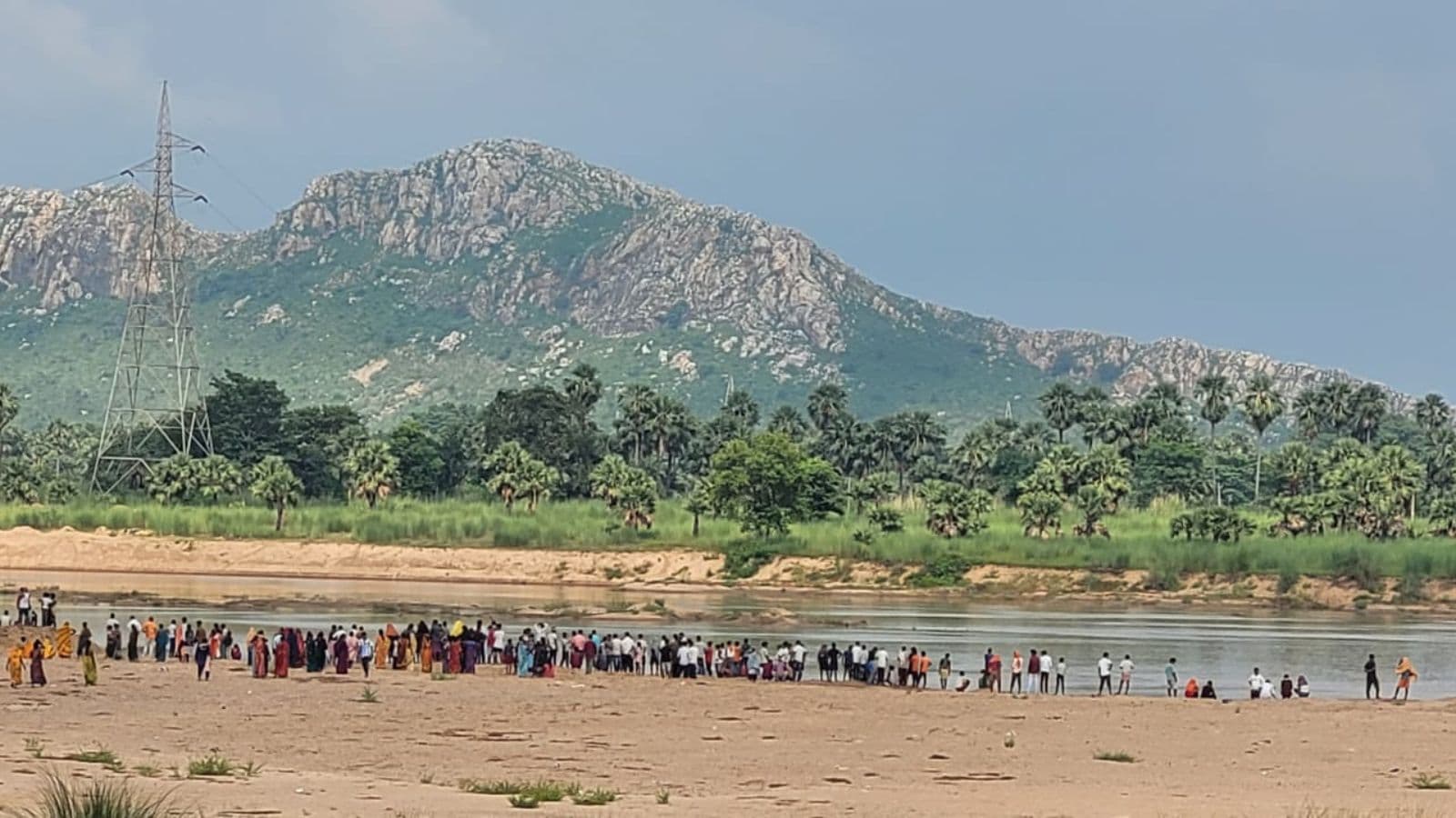 निरंजना नदी में डूबा युवक, मौके पर जुटी भीड़