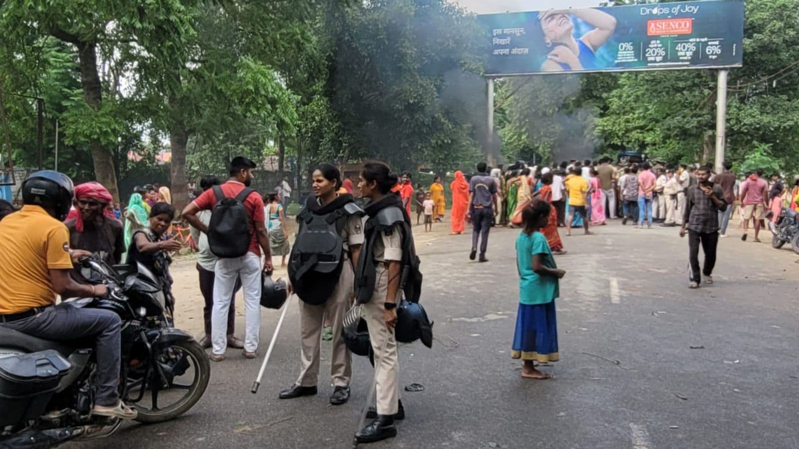 आगजनी के बाद सड़क पर लगा जाम, वाहनों की कतार