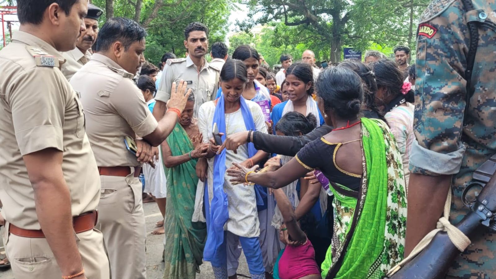 पुलिस ने लोगों को समझाकर शांत कराया