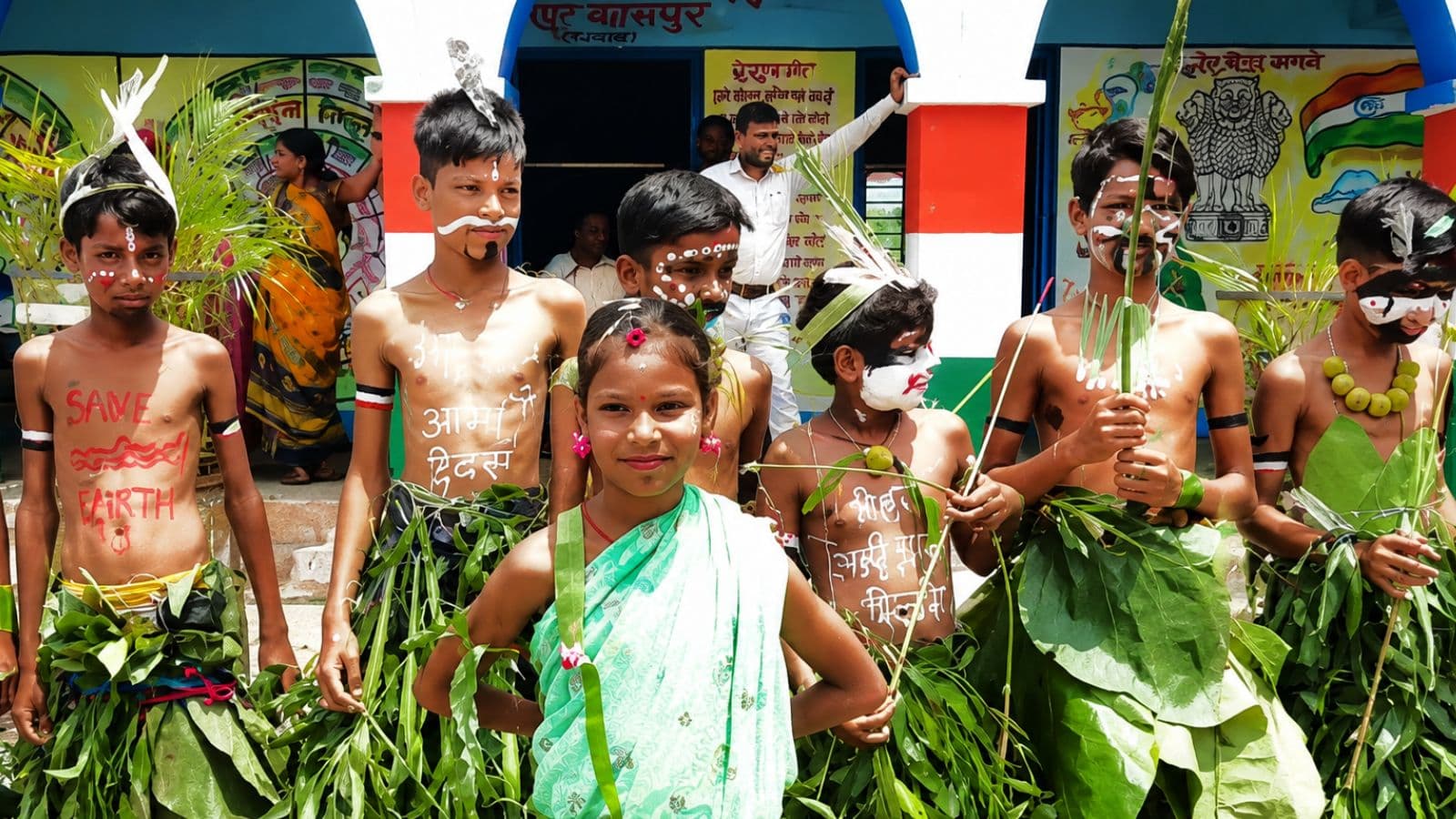आदिवासी वेशभूषा में बच्चों ने दिखाई संस्कृति की झलक