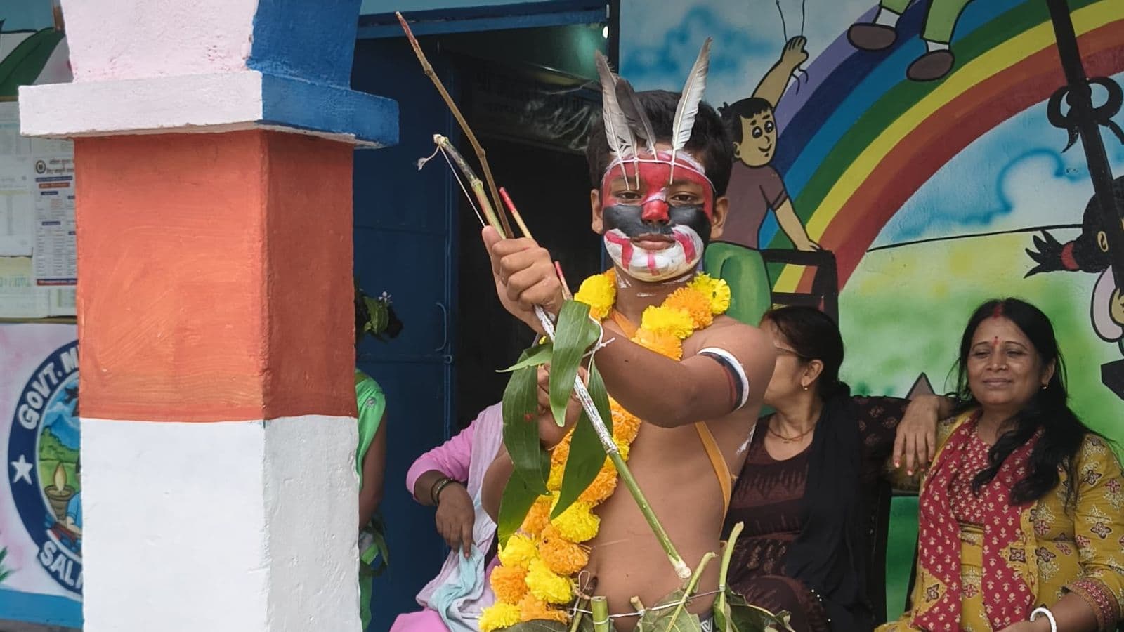 धनुष-बाण के साथ दिखा पारंपरिक अंदाज