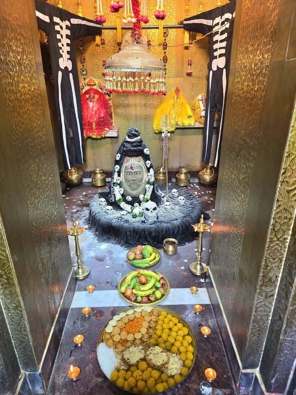 सावन के अवसर पर मीरगंज के औघड़दानी मंदिर में भगवान शिव का विशेष श्रृंगार किया गया. बाबा औघड़दानी को उज्जैन के महाकाल की भस्म आरती के स्वरूप में सजाया गया. बाबा का यह स्वरूप श्रद्धालुओं के लिए आकर्षण का केंद्र बना रहा.