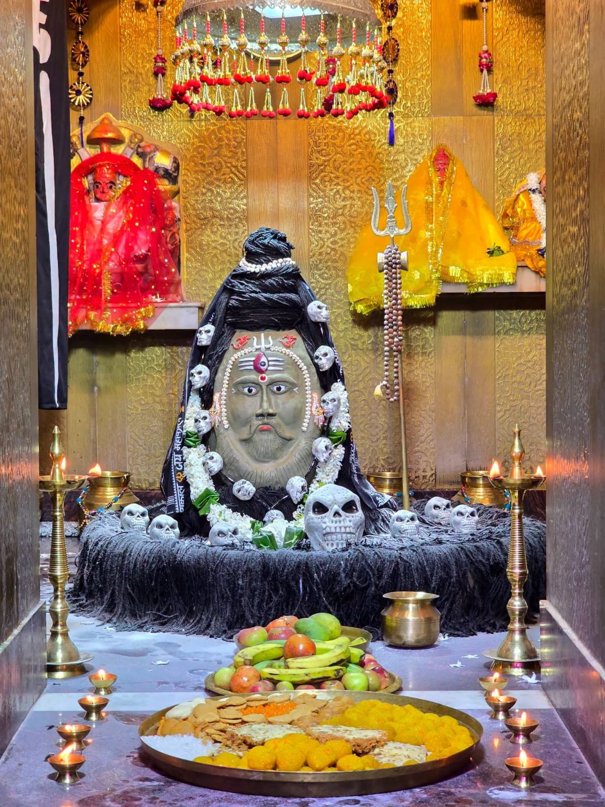 विशेष श्रृंगार और भस्म आरती स्वरूप में बाबा के दर्शन के लिए बड़ी संख्या में श्रद्धालु मंदिर पहुंचे. सुबह से ही मंदिर परिसर में भक्तों की आवाजाही बनी रही. श्रद्धालुओं ने बाबा औघड़दानी का दर्शन कर सुख, शांति और समृद्धि की कामना की.