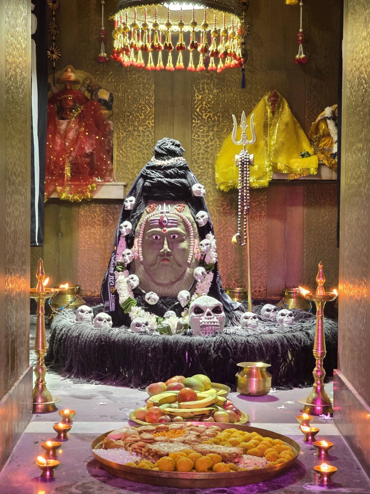 आरती संपन्न होने के बाद मंदिर में श्रद्धालुओं के बीच प्रसाद का वितरण किया गया. भक्तों ने प्रसाद को श्रद्धापूर्वक ग्रहण किया. बाबा के विशेष श्रृंगार और भस्म आरती स्वरूप के दर्शन के लिए दिनभर श्रद्धालुओं के आने का सिलसिला जारी रहा.