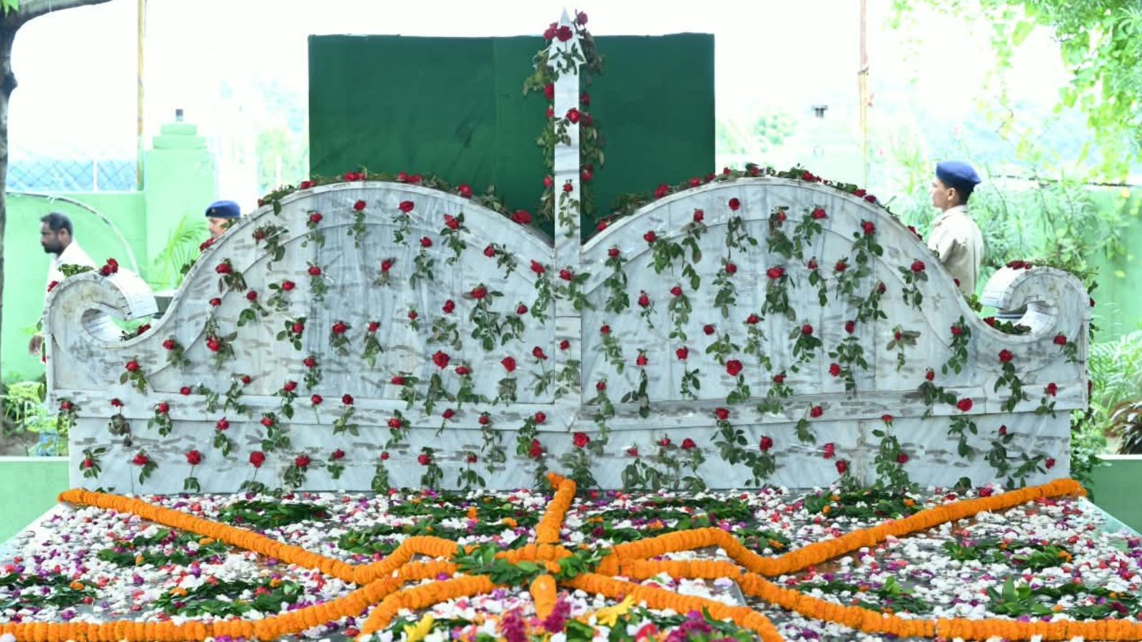ढोल-नगाड़ों की थाप पर शहीद को किया नमन